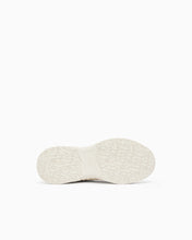 Carica l'immagine nel visualizzatore di Gallery, Armani Exchange Sneakers donna in mesh con inserti in microsuede e suola chunky
