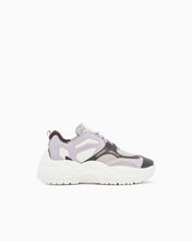 Carica l'immagine nel visualizzatore di Gallery, Armani Exchange Sneakers donna in mesh con inserti in microsuede e suola chunky
