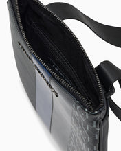 Carica l&#39;immagine nel visualizzatore di Gallery, Armani Exchange tracolla uomo nera e blu piatta con monogramma e strisce
