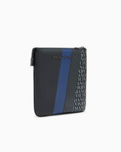 Carica l&#39;immagine nel visualizzatore di Gallery, Armani Exchange tracolla uomo nera e blu piatta con monogramma e strisce
