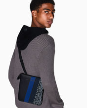 Carica l&#39;immagine nel visualizzatore di Gallery, Armani Exchange tracolla uomo nera e blu piatta con monogramma e strisce

