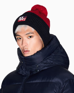Armani Exchange Berretto blu e rosso in maglia a coste con pompon