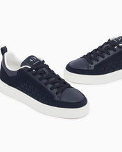 Carica l'immagine nel visualizzatore di Gallery, Armani Exchange Sneakers in pelle con inserti in camoscio e motivo logo
