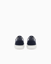 Carica l'immagine nel visualizzatore di Gallery, Armani Exchange Sneakers in pelle con inserti in camoscio e motivo logo
