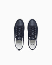 Carica l'immagine nel visualizzatore di Gallery, Armani Exchange Sneakers in pelle con inserti in camoscio e motivo logo
