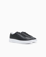 Carica l'immagine nel visualizzatore di Gallery, Armani Exchange sneakers in pelle con suola in gomma e tallone a contrasto
