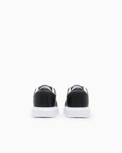 Carica l'immagine nel visualizzatore di Gallery, Armani Exchange sneakers in pelle con suola in gomma e tallone a contrasto

