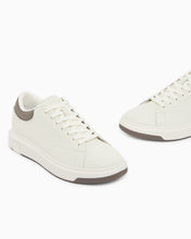 Carica l'immagine nel visualizzatore di Gallery, Armani Exchange sneakers in pelle con suola in gomma e tallone a contrasto
