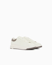 Carica l'immagine nel visualizzatore di Gallery, Armani Exchange sneakers in pelle con suola in gomma e tallone a contrasto
