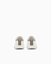 Carica l'immagine nel visualizzatore di Gallery, Armani Exchange sneakers in pelle con suola in gomma e tallone a contrasto
