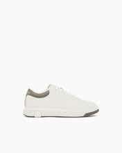 Carica l'immagine nel visualizzatore di Gallery, Armani Exchange sneakers in pelle con suola in gomma e tallone a contrasto
