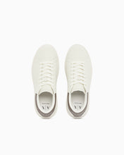 Carica l'immagine nel visualizzatore di Gallery, Armani Exchange sneakers in pelle con suola in gomma e tallone a contrasto
