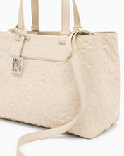 Carica l'immagine nel visualizzatore di Gallery, Armani Exchange Shopping bag lucida con logo goffrato e charm
