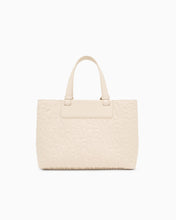 Carica l'immagine nel visualizzatore di Gallery, Armani Exchange Shopping bag lucida con logo goffrato e charm
