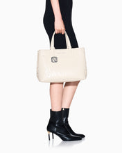 Carica l'immagine nel visualizzatore di Gallery, Armani Exchange Shopping bag lucida con logo goffrato e charm
