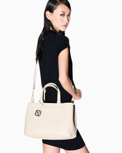 Carica l'immagine nel visualizzatore di Gallery, Armani Exchange Shopping bag lucida con logo goffrato e charm
