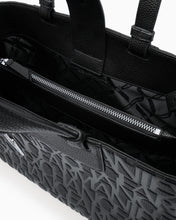 Carica l'immagine nel visualizzatore di Gallery, Armani Exchange Shopping bag lucida con logo goffrato e charm
