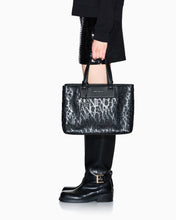 Carica l'immagine nel visualizzatore di Gallery, Armani Exchange Shopping bag lucida con logo goffrato e charm
