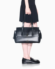 Carica l'immagine nel visualizzatore di Gallery, Armani Exchange Borsa Shopper con doppi manici e lucchetto decorativo
