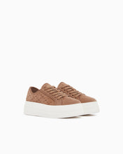 Carica l'immagine nel visualizzatore di Gallery, Armani Exchange Sneakers platform in camoscio con logo impresso
