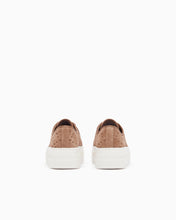Carica l'immagine nel visualizzatore di Gallery, Armani Exchange Sneakers platform in camoscio con logo impresso
