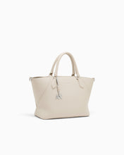 Carica l'immagine nel visualizzatore di Gallery, Armani Exchange Shopping bag con charm e tracolla rimovibile

