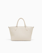 Carica l'immagine nel visualizzatore di Gallery, Armani Exchange Shopping bag con charm e tracolla rimovibile
