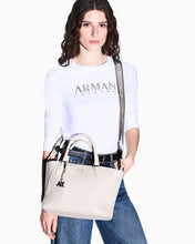 Carica l'immagine nel visualizzatore di Gallery, Armani Exchange Shopping bag con charm e tracolla rimovibile
