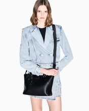 Carica l'immagine nel visualizzatore di Gallery, Armani Exchange Shopping bag con charm e tracolla rimovibile
