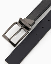 Carica l&#39;immagine nel visualizzatore di Gallery, Emporio Armani Cintura reversibile pelle blu e nera saffiano martellata cuciture fibbia argento
