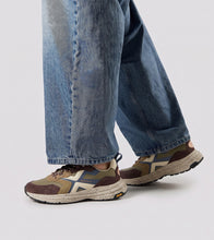 Carica l'immagine nel visualizzatore di Gallery, Alexander Smith Horizon Uomo in suede marrone e ripstop sabbia con suola Vibram
