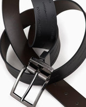 Carica l&#39;immagine nel visualizzatore di Gallery, Emporio Armani Cintura reversibile in pelle logo all-over marrone e nera
