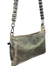 Carica l'immagine nel visualizzatore di Gallery, MBRC pochette donna oro in pelle laminata con doppia tracolla
