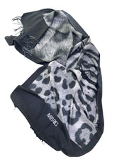 Carica l&#39;immagine nel visualizzatore di Gallery, MBRC Foulard donna stampa animalier nero e grigio
