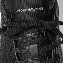 Carica l&#39;immagine nel visualizzatore di Gallery, Emporio Armani sneakers in pelle nere con scritta all over
