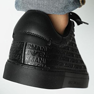 Emporio Armani sneakers in pelle nere con scritta all over