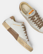 Carica l'immagine nel visualizzatore di Gallery, CRIME LONDON sneakers uomo Distressed bianche lacci e retro camel
