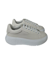 Carica l'immagine nel visualizzatore di Gallery, Emporio Armani Sneakers donna in pelle panna platform bianco
