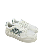 Carica l&#39;immagine nel visualizzatore di Gallery, Armani Exchange Sneakers bianche con logo verde
