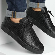 Carica l&#39;immagine nel visualizzatore di Gallery, Emporio Armani sneakers in pelle nere con scritta all over
