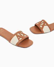 Carica l'immagine nel visualizzatore di Gallery, Armani Exchange sandali beige e cuoio bassi con logo frontale
