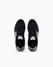 Carica l&#39;immagine nel visualizzatore di Gallery, Armani Exchange Sneakers uomo nere logo oro
