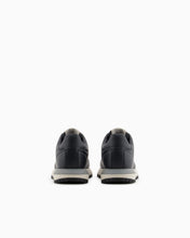 Carica l'immagine nel visualizzatore di Gallery, Emporio Armani Sneakers in pelle con dettagli termoformati blu
