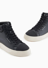 Carica l&#39;immagine nel visualizzatore di Gallery, Armani Exchange sneakers alte in pelle nere
