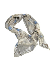 Carica l&#39;immagine nel visualizzatore di Gallery, MBRC Foulard beige con motivo fiori celesti in cotone
