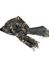 Carica l&#39;immagine nel visualizzatore di Gallery, Massimo Braccialini Foulard fantasia nero con rose gialle
