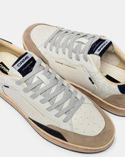 Carica l'immagine nel visualizzatore di Gallery, CRIME LONDON sneakers uomo chelsea cracked bianche retro blu
