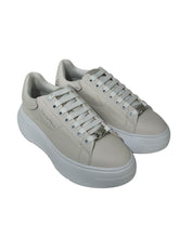 Carica l'immagine nel visualizzatore di Gallery, Emporio Armani Sneakers donna in pelle panna platform bianco
