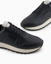 Carica l'immagine nel visualizzatore di Gallery, Emporio Armani Sneakers in pelle con dettagli termoformati blu
