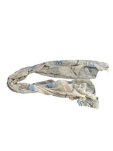 Carica l'immagine nel visualizzatore di Gallery, MBRC Foulard beige con motivo fiori celesti in cotone
